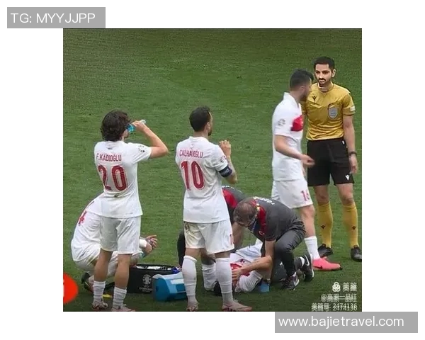 欧冠赛场惊现奇葩瞬间球迷冲入场内夺走C罗球衣 欧冠赛场惊现奇葩瞬间球迷冲入场内夺走C罗球衣