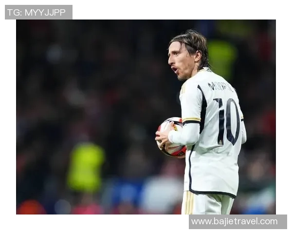 莫德里奇：足球场上的指挥官与传奇中场的辉煌历程与成就解析